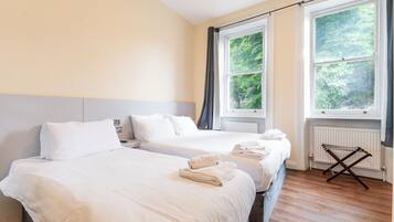 Escritorio, tabla de planchar con plancha, wifi gratis y ropa de cama