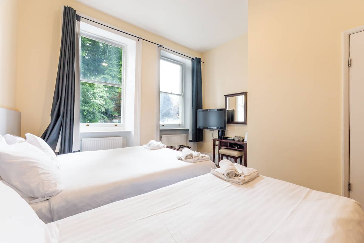 Camera tripla, bagno in camera (Double & Single Bed) | 1 camera, una scrivania, ferro/asse da stiro, Wi-Fi gratuito