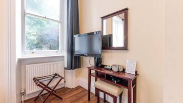 Escritorio, tabla de planchar con plancha, wifi gratis y ropa de cama