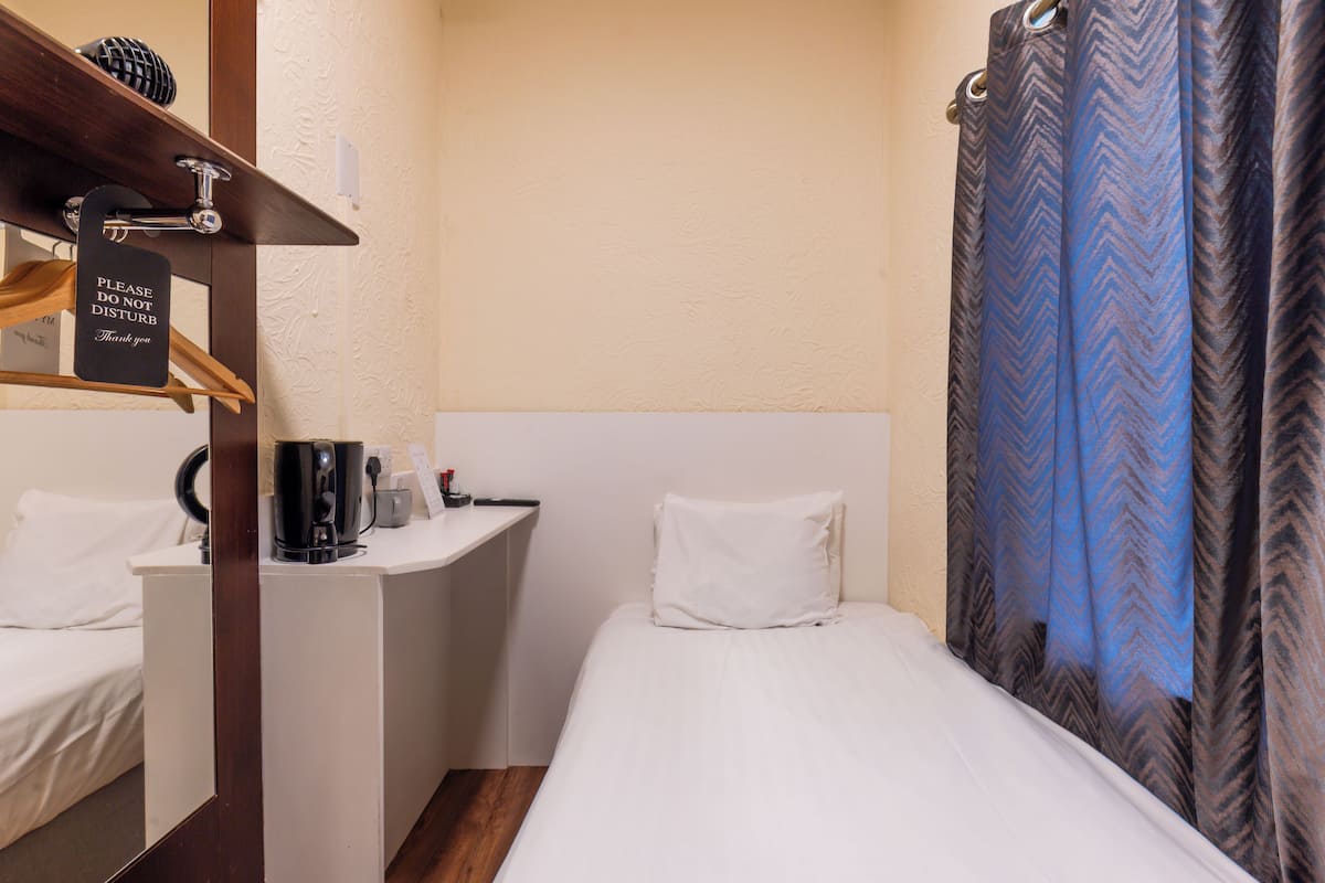 Camera singola, bagno condiviso | 1 camera, una scrivania, ferro/asse da stiro, Wi-Fi gratuito