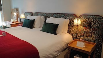 Escritorio, wifi gratis y ropa de cama