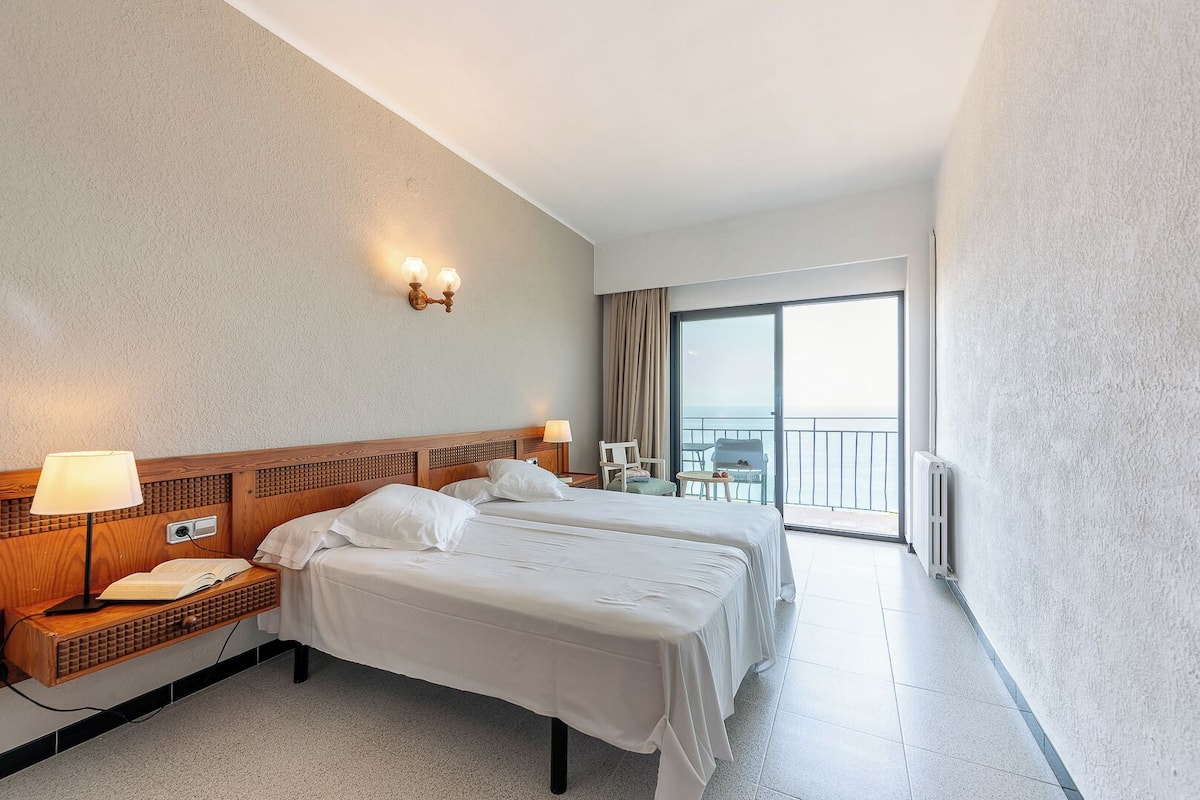 Tweepersoonskamer, balkon, uitzicht op zee | Een kluis op de kamer, verduisterende gordijnen, gratis wifi, beddengoed