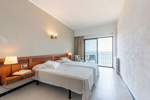 双人房, 阳台, 海景 | 客房内保险箱、遮光窗帘、免费 WiFi、床单