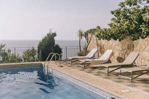 室外游泳池，08:00 至 20:00 开放，日光浴躺椅