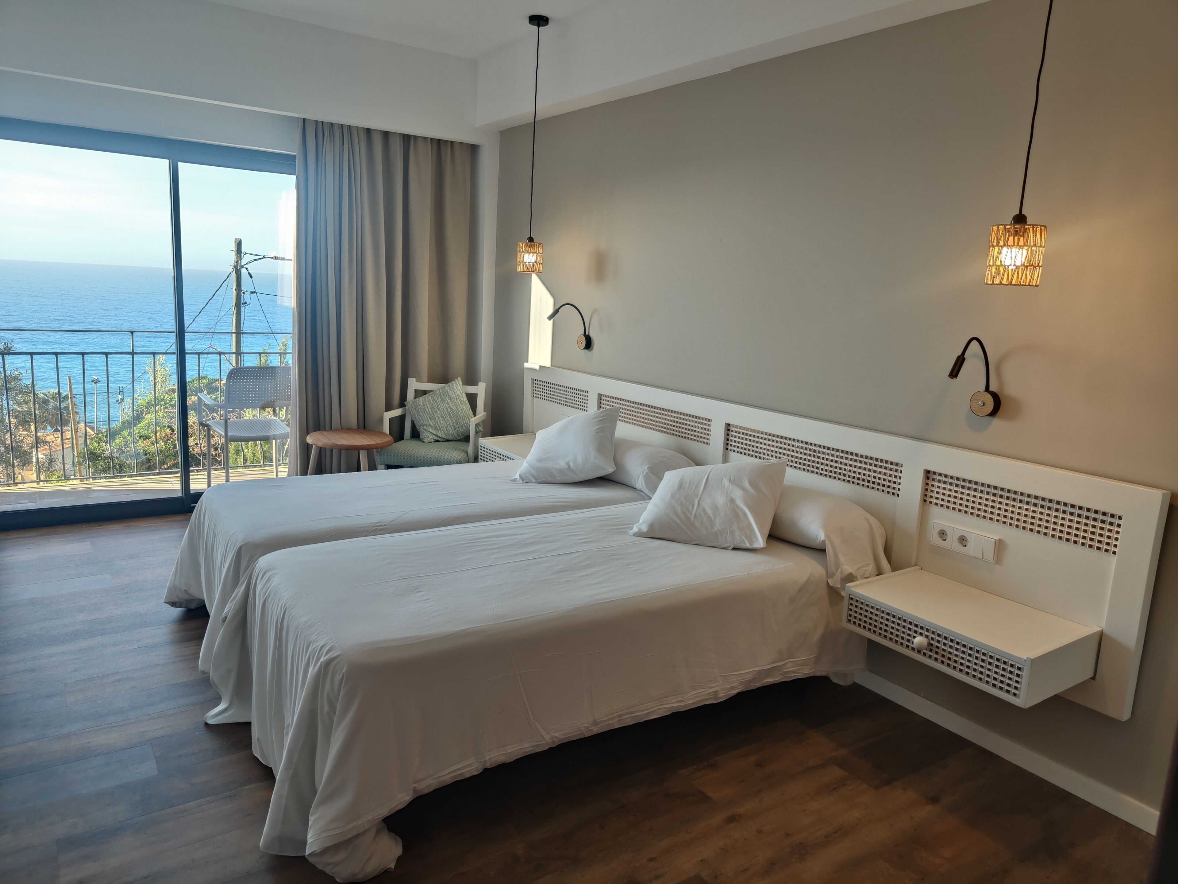 Dobbeltrom, balkong, sjøutsikt | Safe på rommet, blendingsgardiner, wi-fi (inkludert) og sengetøy