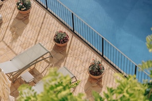Una piscina al aire libre (de 08:00 a 20:00), tumbonas