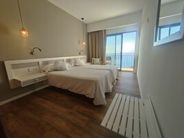 Habitación doble, balcón, vistas al mar | Caja fuerte, cortinas opacas, wifi gratis y ropa de cama