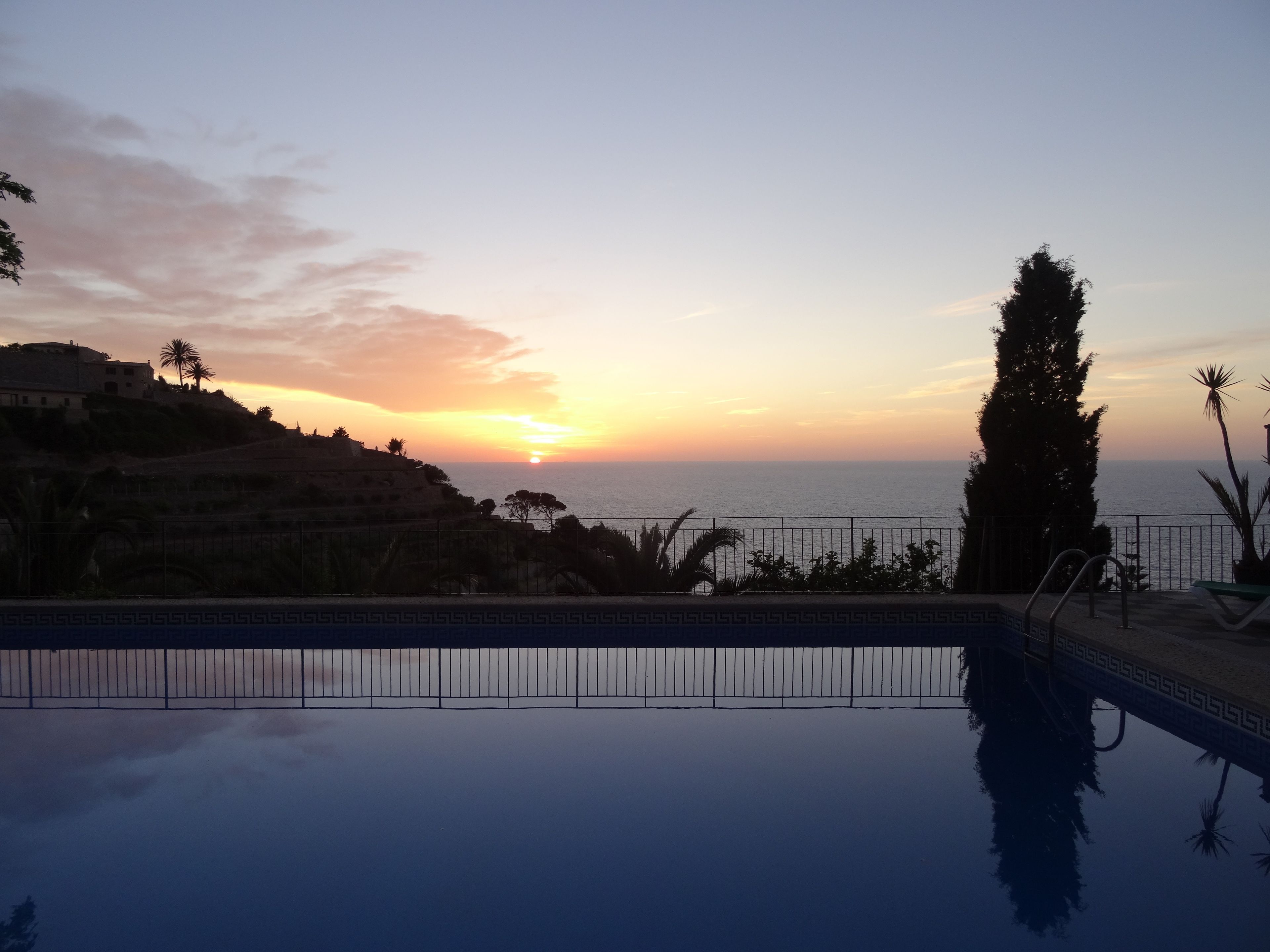 Een buitenzwembad, open van 08.00 uur tot 20.00 uur, en ligstoelen