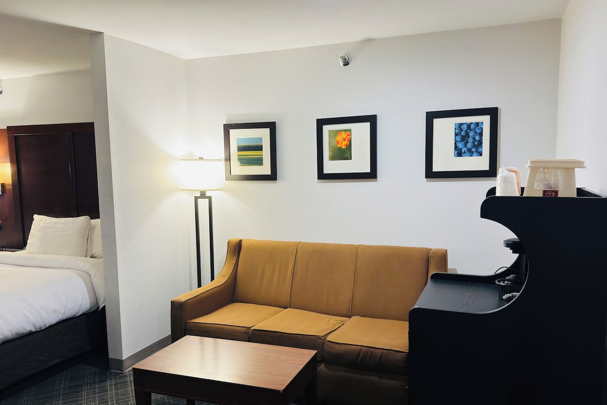 Desk, iron/ironing board, free WiFi, bed sheets