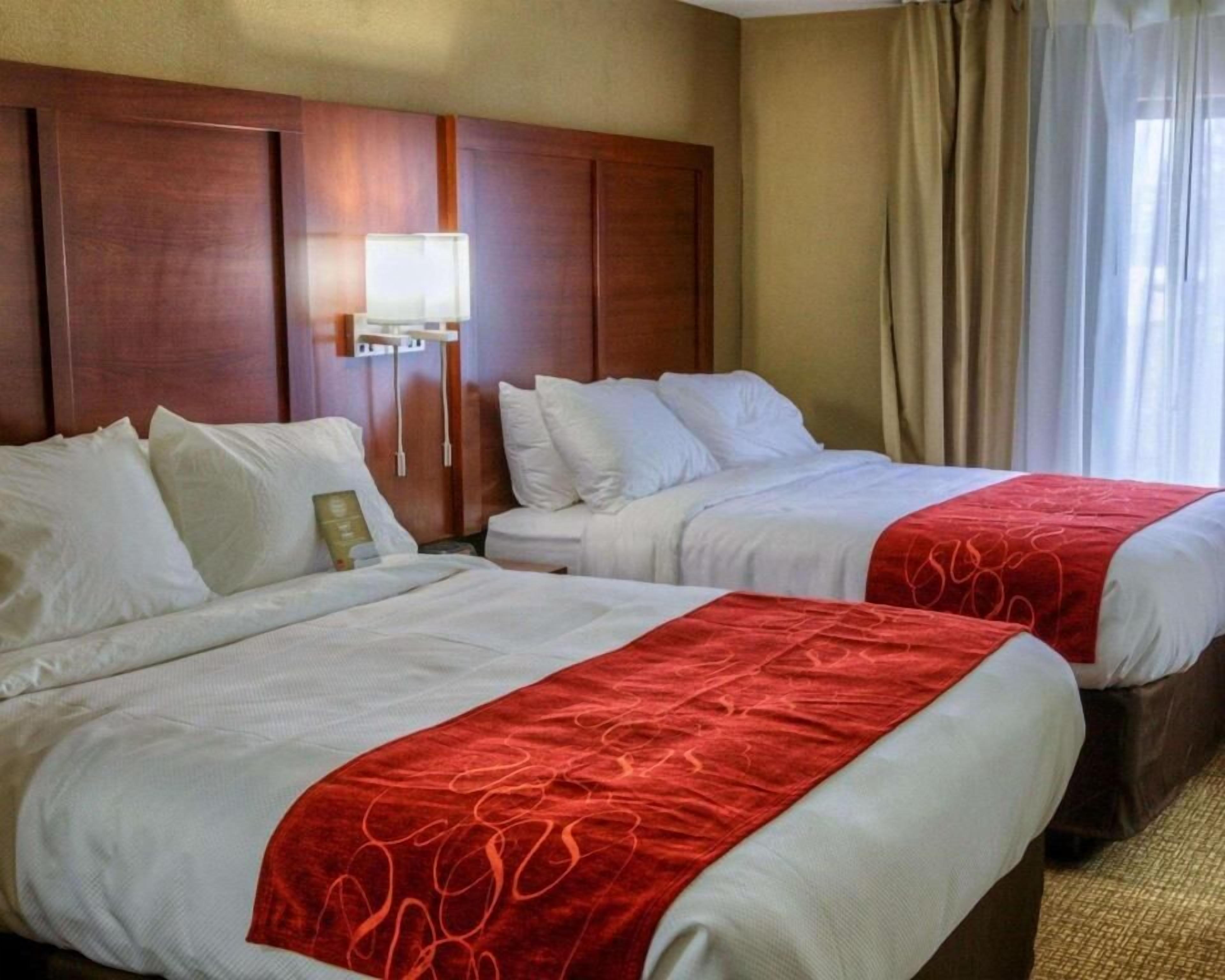 Escritorio, tabla de planchar con plancha, wifi gratis y ropa de cama 