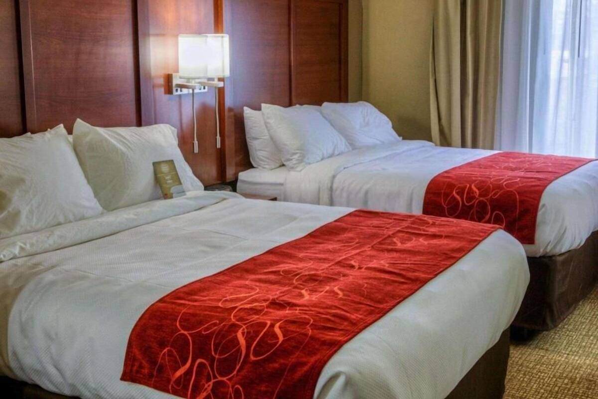 Escritorio, tabla de planchar con plancha, wifi gratis y ropa de cama