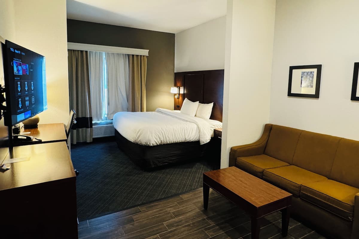 Suite, 1 King Bed with Sofa bed, Non Smoking | Desk, iron/ironing board, free WiFi, bed sheets