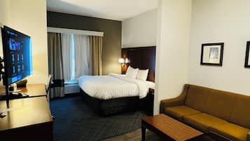 Suite, 1 kingsize bed met slaapbank, niet-roken | Een bureau, een strijkplank/strijkijzer, gratis wifi, beddengoed
