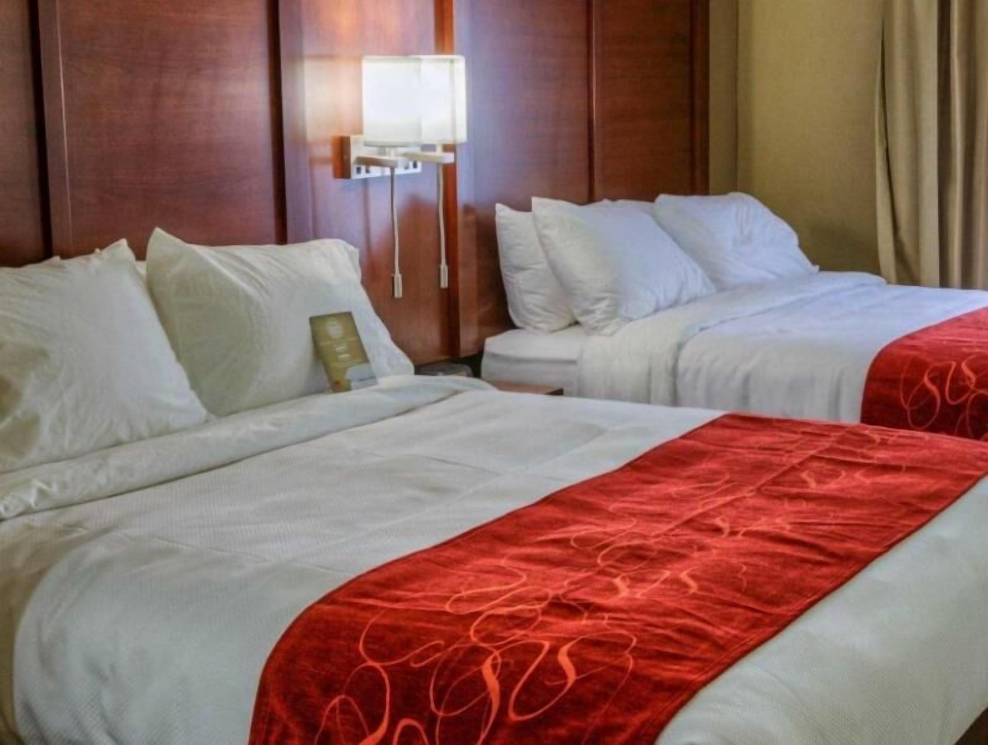 Escritorio, tabla de planchar con plancha, wifi gratis y ropa de cama 