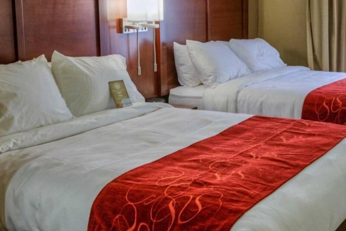 Escritorio, tabla de planchar con plancha, wifi gratis y ropa de cama