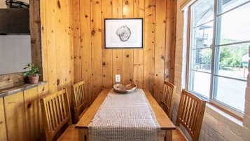 Cabin, 1 Bedroom | Dining room