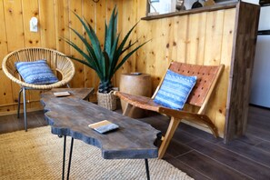 Una televisión de pantalla plana, un reproductor de DVD, libros