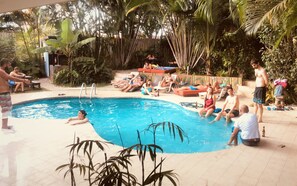 Piscina externa, espreguiçadeiras