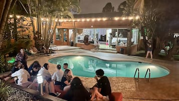 AuĂenpool, LiegestĂŒhle