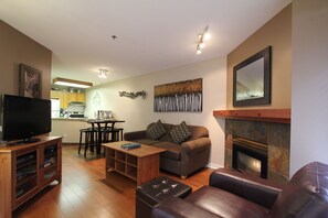 Suite Deluxe, 1 habitación | Zona de estar | Televisión de pantalla plana de 32 pulgadas con canales digitales