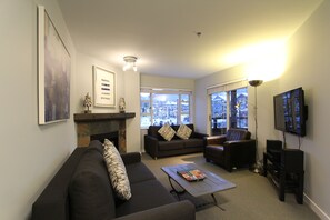 Deluxe Suite, 1 Bedroom | Living area | 32-inch flat-screen TV with digital channels, TV