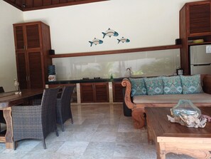 Lemari es dan mesin pembuat kopi/teh