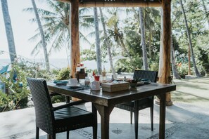 Daily continental breakfast for a fee - Aloka Bahari Villas (Tejakula)