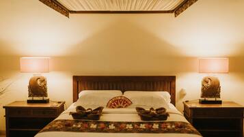 Premium bedding, in-room safe, blackout drapes, soundproofing