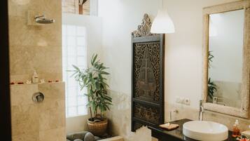 Shower, rainfall showerhead, free toiletries, hair dryer