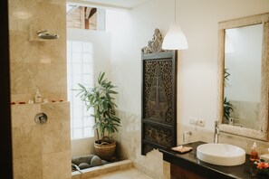 Shower, rainfall showerhead, free toiletries, hair dryer - Aloka Bahari Villas (Tejakula)
