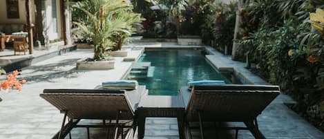 4 piscine coperte, ombrelloni da piscina, lettini