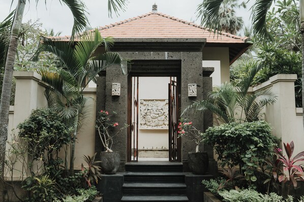 Front of property - Aloka Bahari Villas (Tejakula)