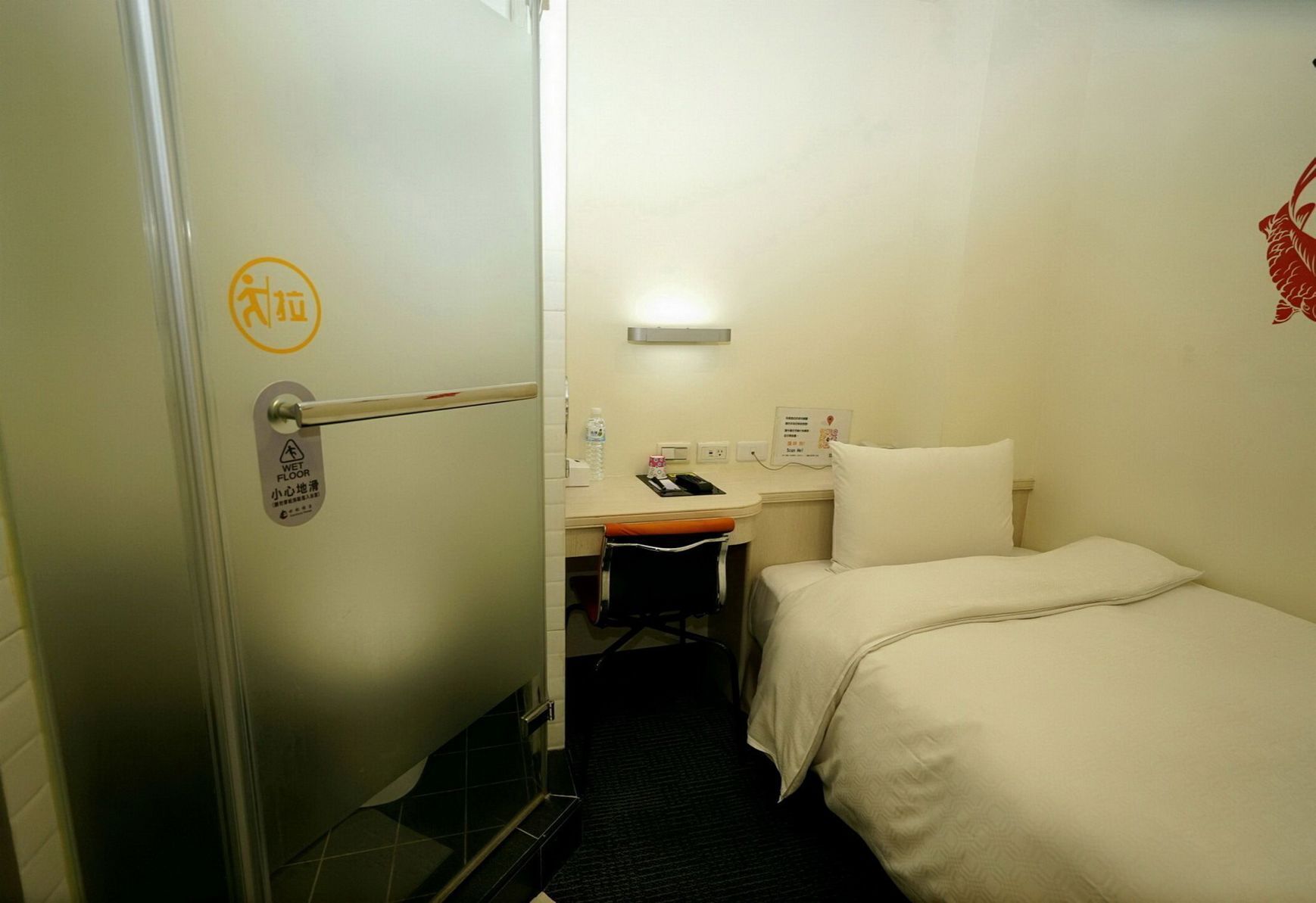 Peralatan tempat tidur premium, peti besi dalam bilik, meja 