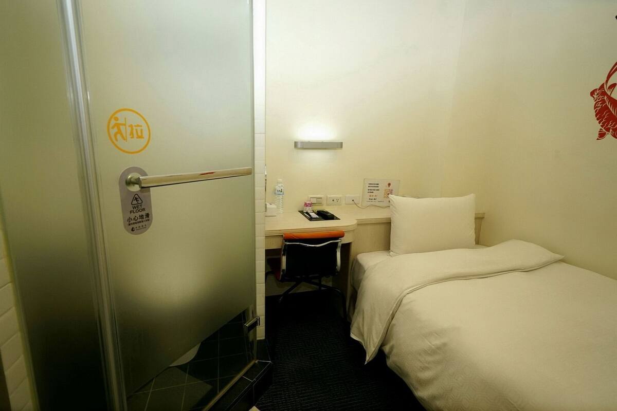 Peralatan tempat tidur premium, peti besi dalam bilik, meja