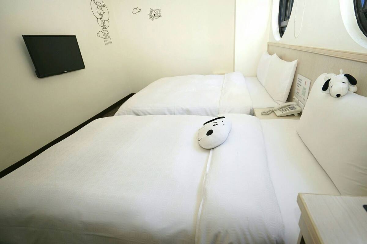 Peralatan tempat tidur premium, peti besi dalam bilik, meja