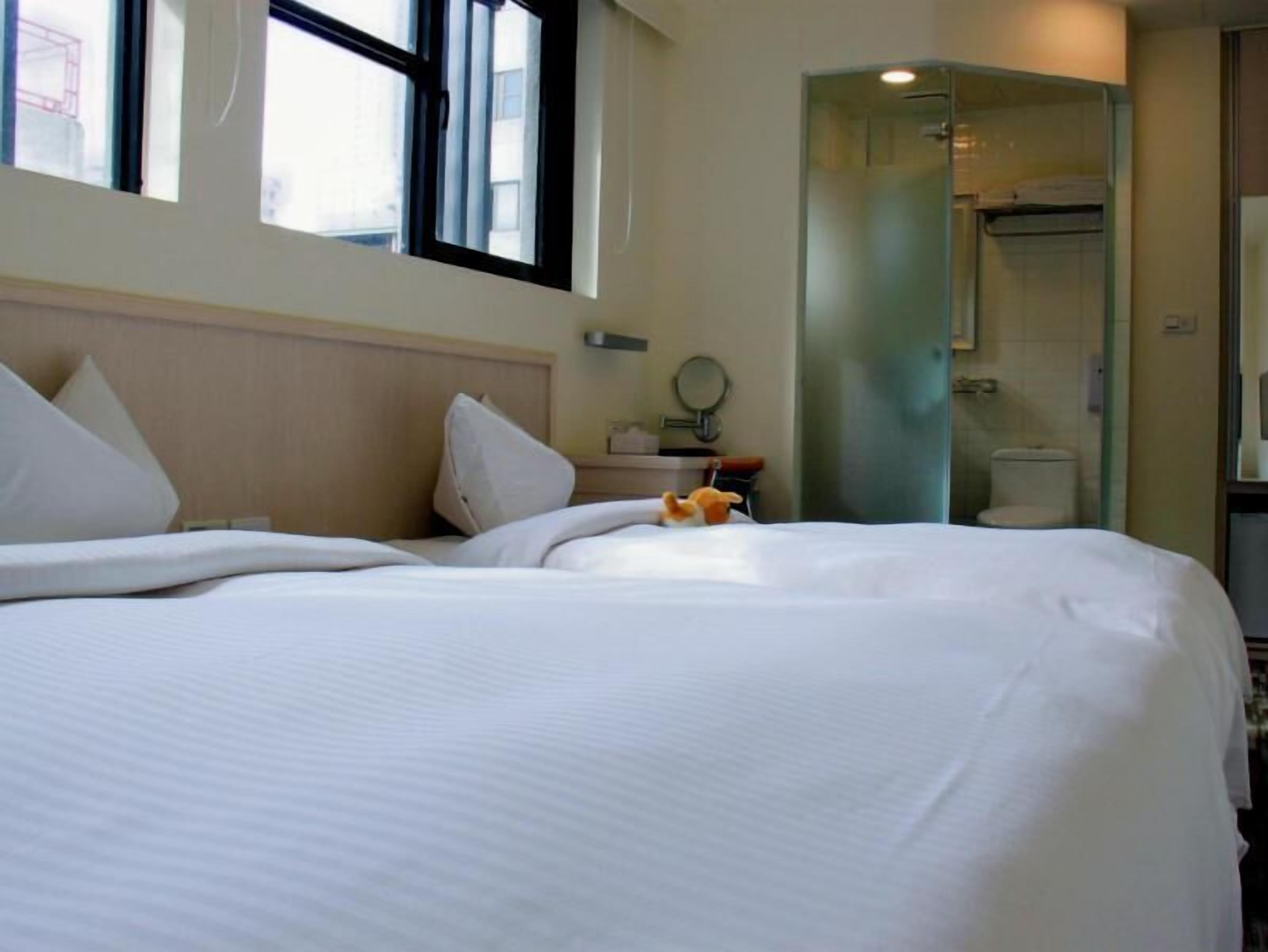 Peralatan tempat tidur premium, peti besi dalam bilik, meja 