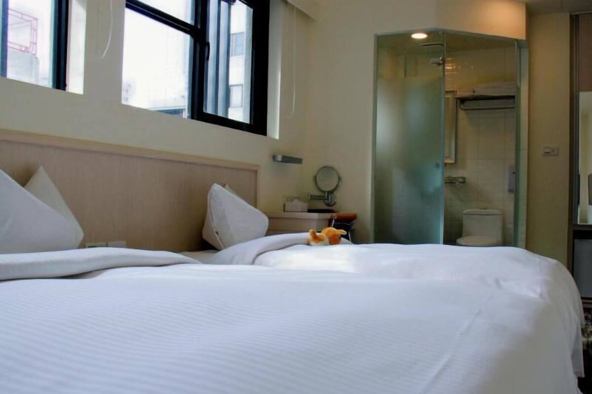 Peralatan tempat tidur premium, peti besi dalam bilik, meja