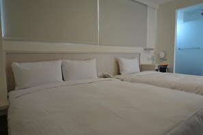 Roupas de cama premium, cofres nos quartos, escrivaninha