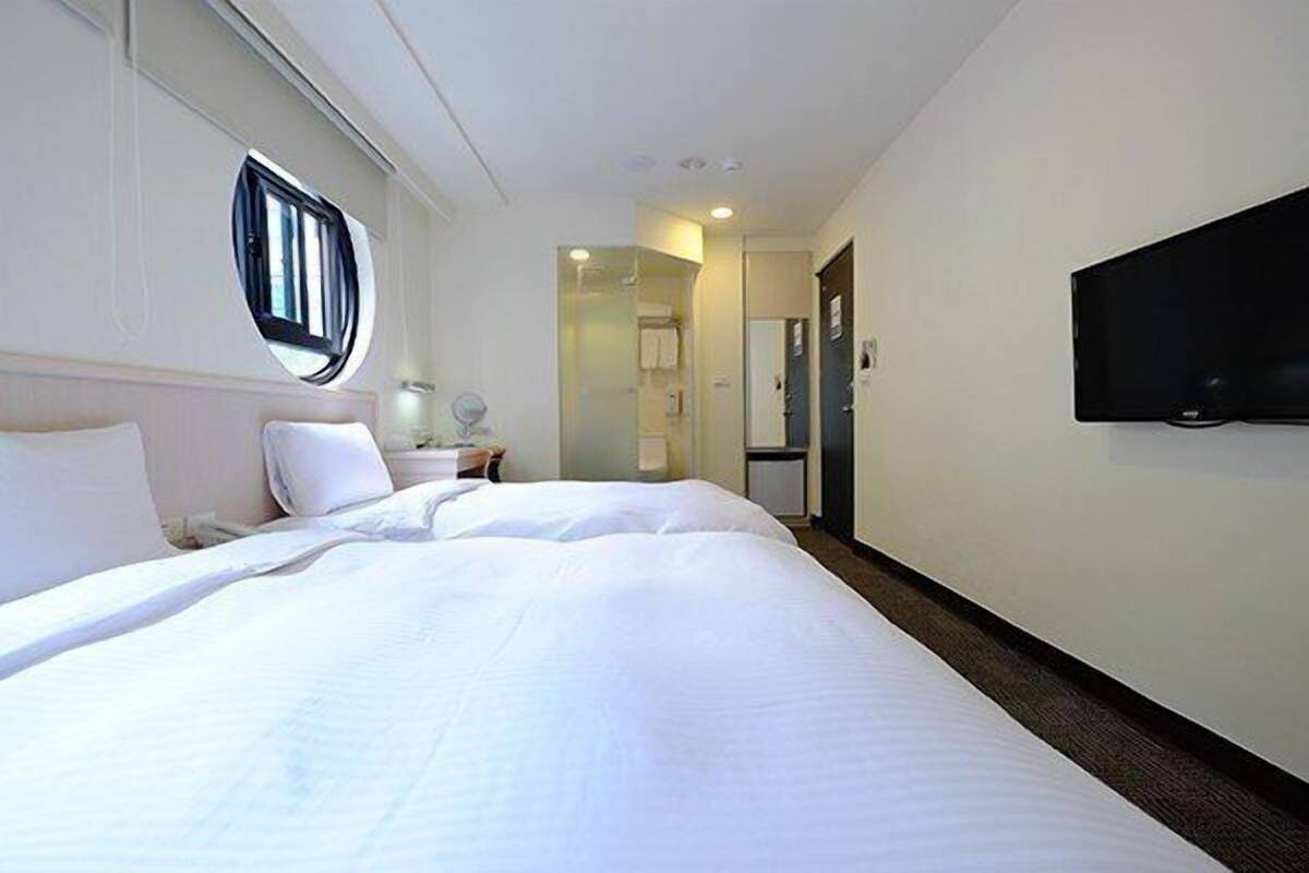 Premium bedding, in-room safe, desk, soundproofing