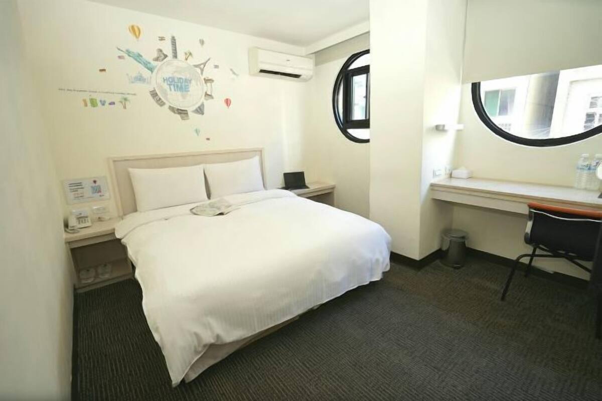 Premium bedding, in-room safe, desk, soundproofing