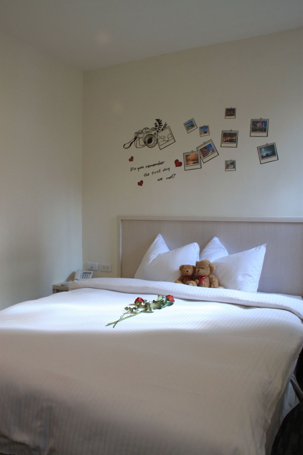 Peralatan tempat tidur premium, peti besi dalam bilik, meja 