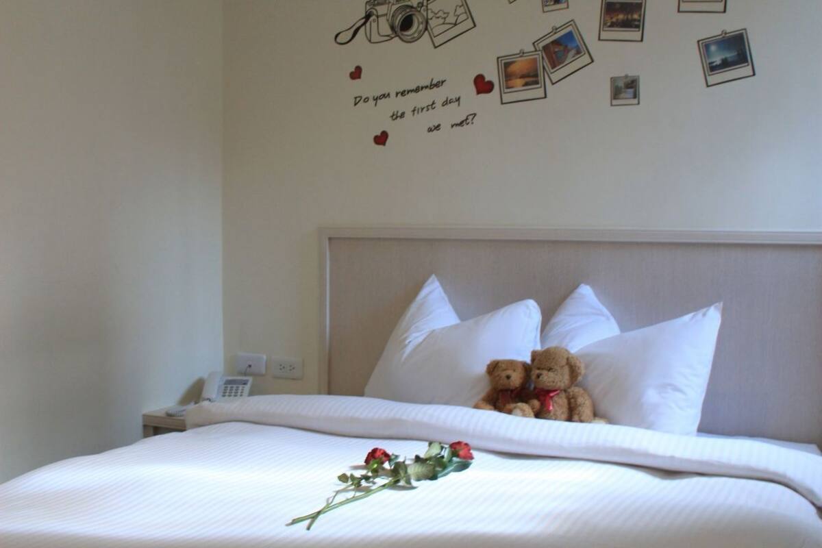 Peralatan tempat tidur premium, peti besi dalam bilik, meja