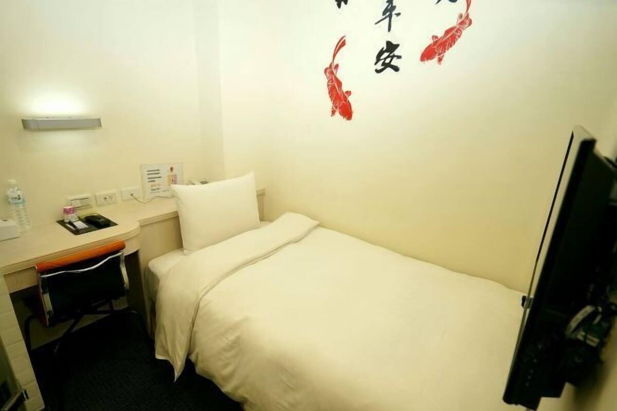 Premium bedding, in-room safe, desk, soundproofing