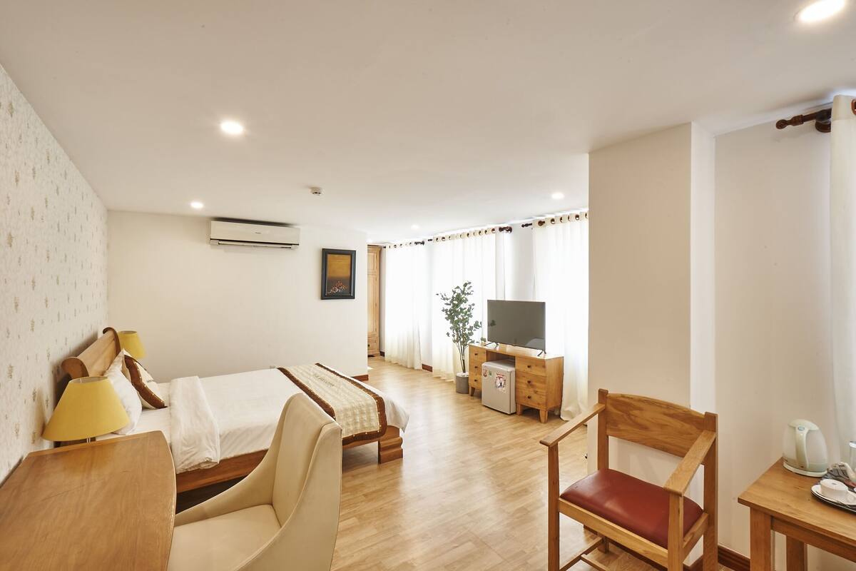 ห้องดีลักซ์สวีท | มินิบาร์, ตู้นิรภัยในห้องพัก, โต๊ะทำงาน, ห้องเก็บเสียง