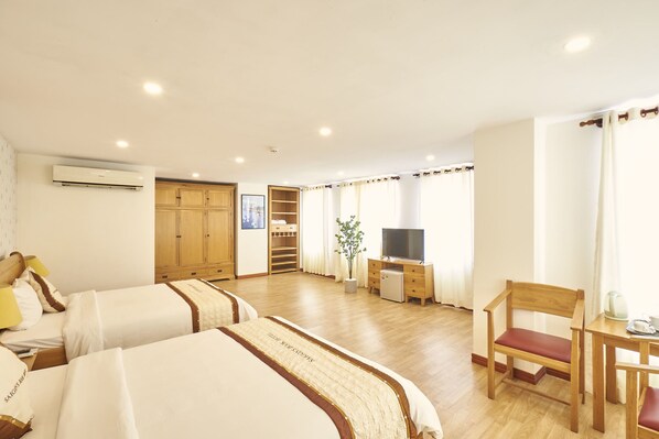 Suite familiar | Minibar, caja de seguridad en la habitación y escritorio 