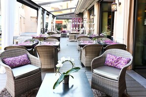 Daily buffet breakfast (EUR 16.50 per person) - La Place (Antibes)