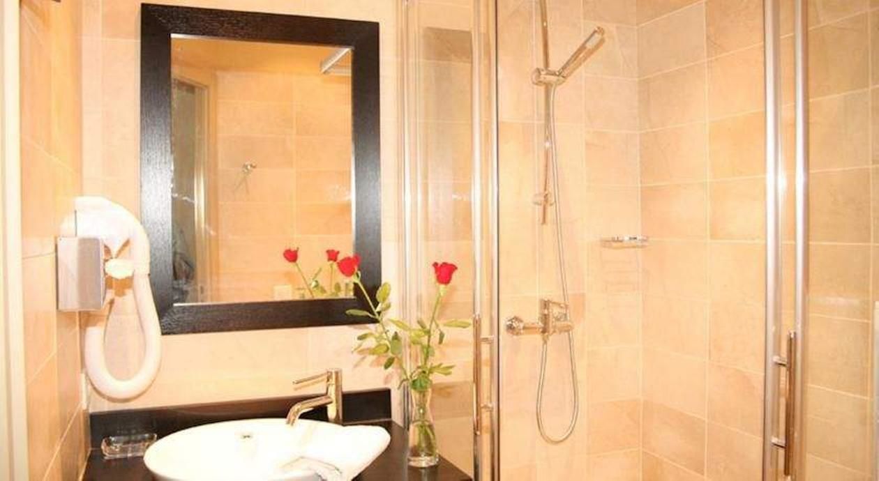 classic double room | bathroom | shower, free toiletries, hair dryer, slippers