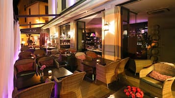 供应早餐、午餐和晚餐,法国菜