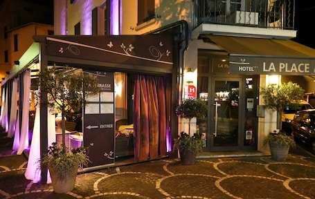 Fachada de la propiedad por la tarde o noche