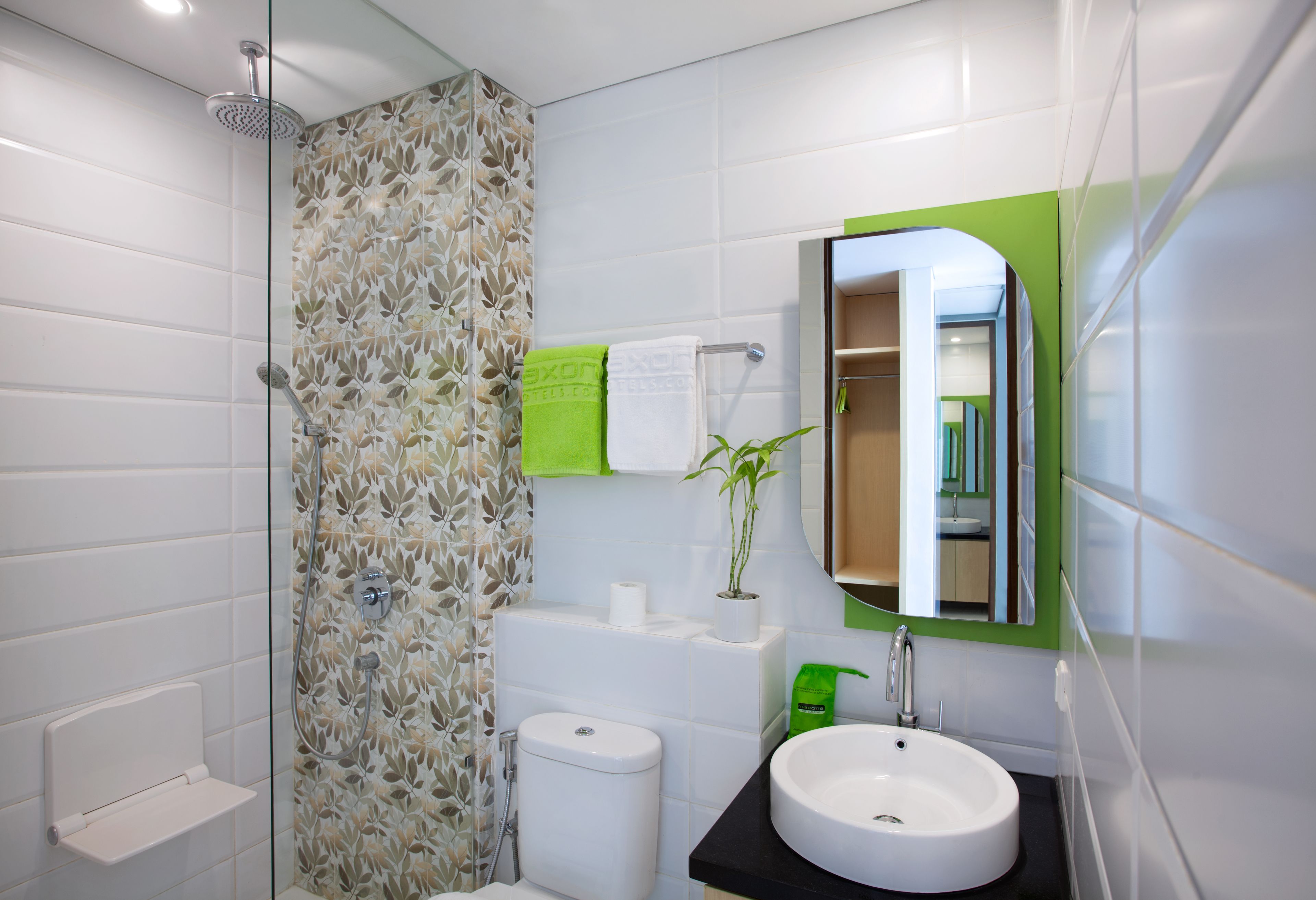 Ducha, artículos de tocador gratuitos, secador de pelo, pantuflas